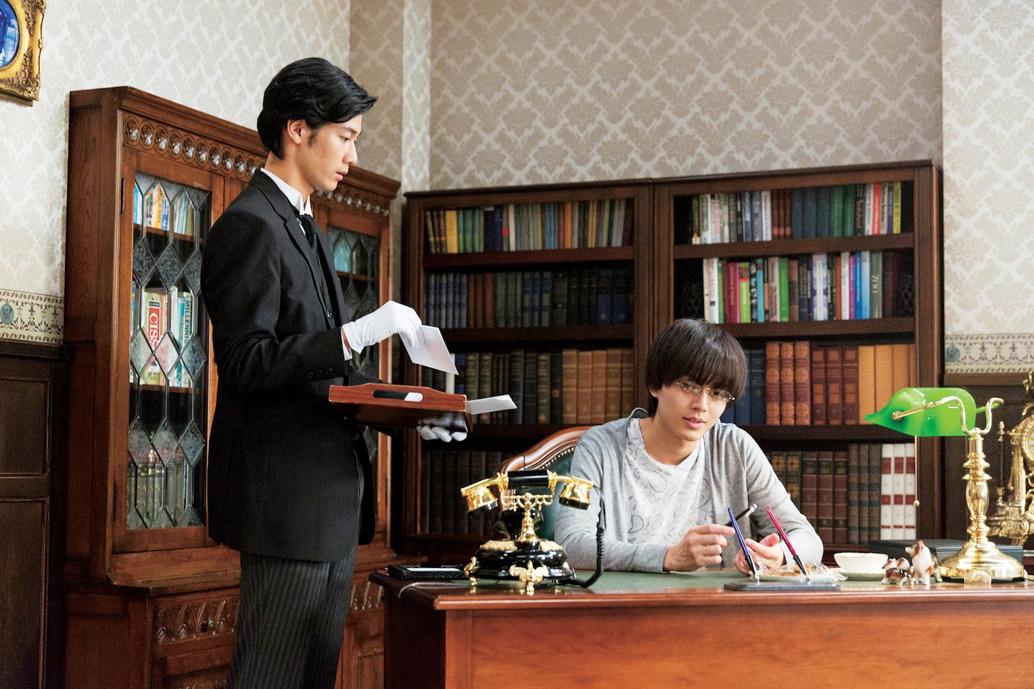 「うちの執事が言うことには」より、清原翔演じる衣更月蒼馬（左）と永瀬廉扮する烏丸花穎。