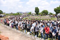 キャストの挨拶に耳を傾けるエキストラ。