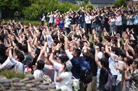 “王の誕生”を祝福するシーンのエキストラ。