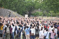 “王の誕生”を祝福するシーンのエキストラ。