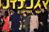 ファンと交流するキャストたち。