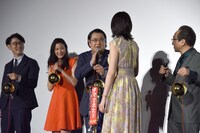 長澤まさみ（左から4人目）に弁解をする小手伸也（左から3人目）。