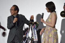 正解を引き当ててしまい驚く長澤まさみ（右）。