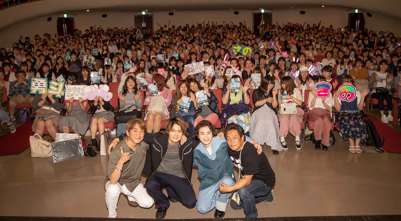 「小さな恋のうた」試写会にて、左から橋本光二郎、佐野勇斗、森永悠希、森井輝。