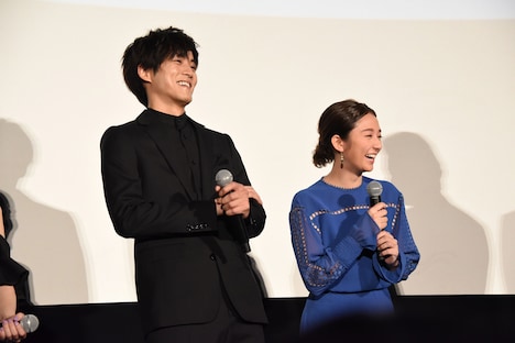 左から松坂桃李、木村文乃。