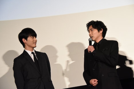 左から杉野遥亮、柄本佑。