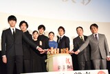 「居眠り磐音」初日舞台挨拶にて、左から杉野遥亮、柄本佑、芳根京子、松坂桃李、木村文乃、谷原章介、石丸謙二郎、本木克英。