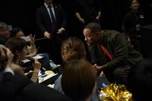 記者の質問に耳を傾けるウィル・スミス。