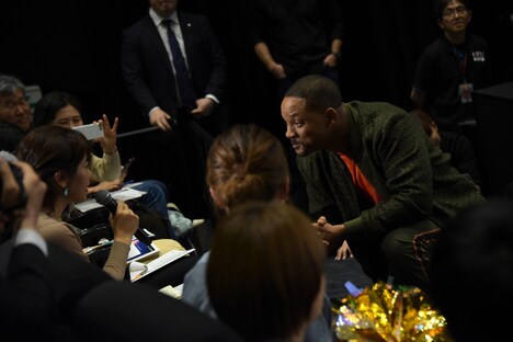 記者の質問に耳を傾けるウィル・スミス。