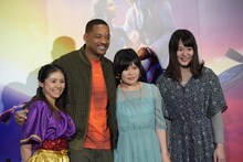 当選したファンとの写真撮影に応じるウィル・スミス（中央左）。