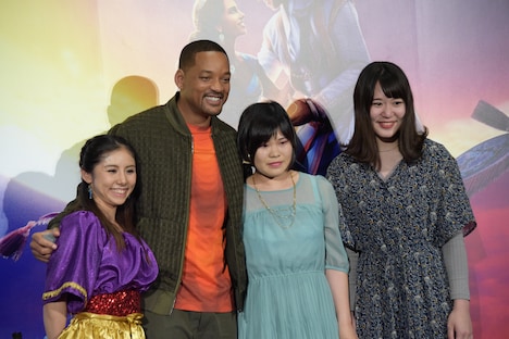 当選したファンとの写真撮影に応じるウィル・スミス（中央左）。