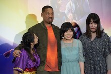 「もう1回、変顔で」とウィル・スミス（中央左）に提案され写真撮影をした当選者たち。