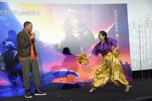 突然「フレンド・ライク・ミー」を踊り出した仕込みの当選者（右）と、それに驚くウィル・スミス（左）。