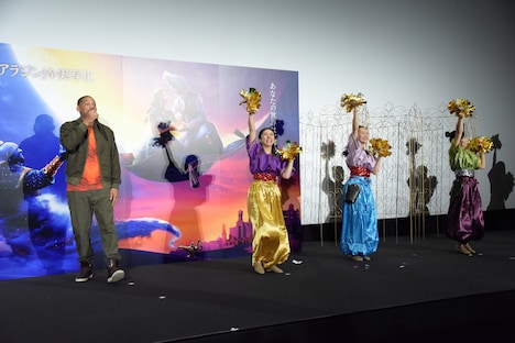 「フレンド・ライク・ミー」でラップを披露するウィル・スミス。