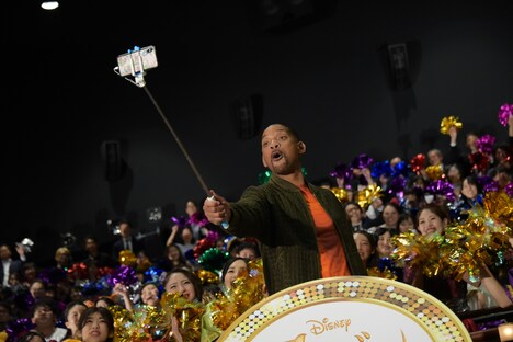 観客と一緒に自撮りをするウィル・スミス。