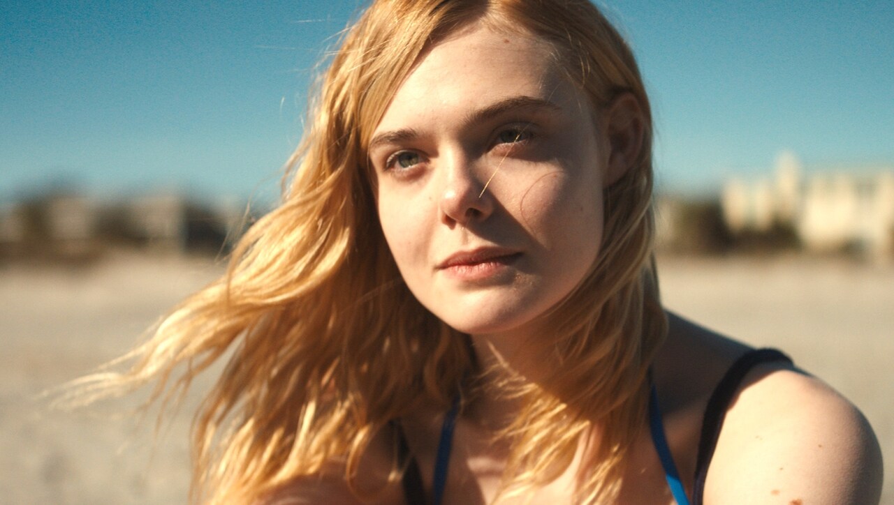 エル・ファニングが青ビキニで海水浴「ガルヴェストン」本編映像