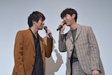 左から村井良大、ジュンQ。