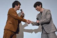 握手を交わす村井良大（左）とジュンQ（右）。