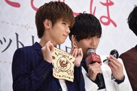 グッズを紹介する神宮寺勇太（左）と永瀬廉（右）。