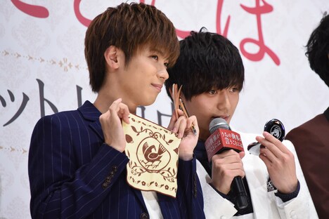 グッズを紹介する神宮寺勇太(左)と永瀬廉(右)。