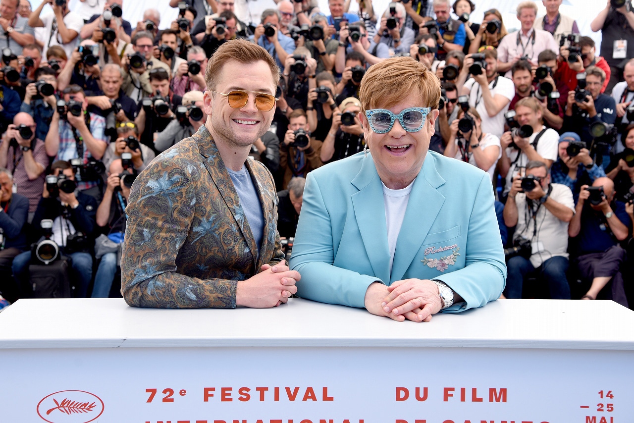 左からタロン・エジャトン、エルトン・ジョン。