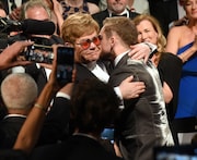 ハグを交わすエルトン・ジョンとタロン・エジャトン。