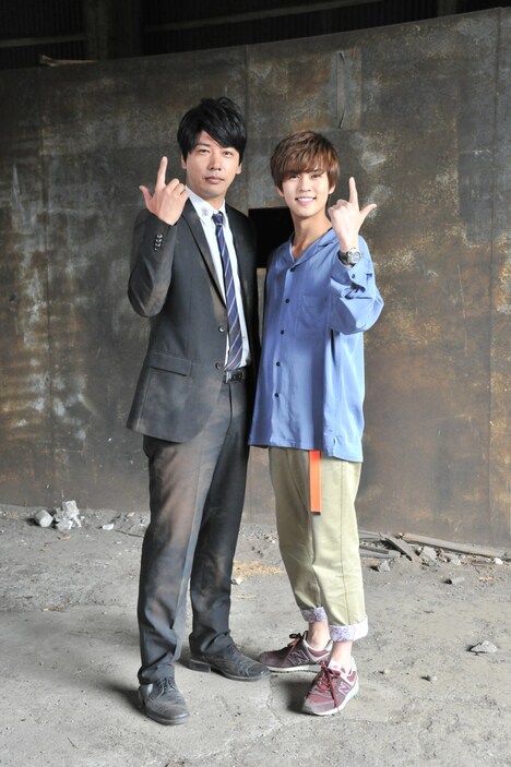 左から加賀美新役の佐藤祐基、常磐ソウゴ役の奥野壮。