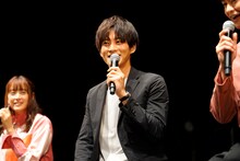 松坂桃李（中央）