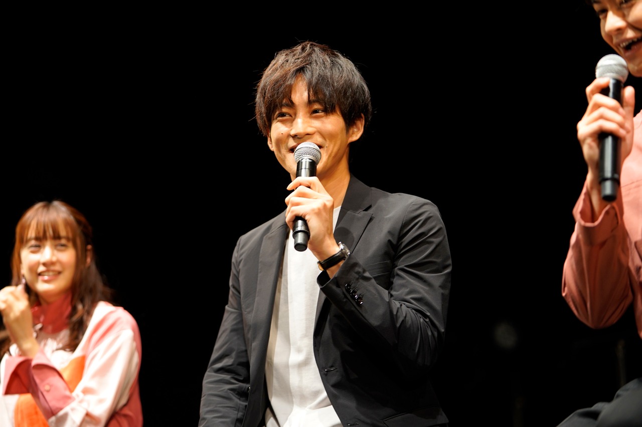松坂桃李（中央）