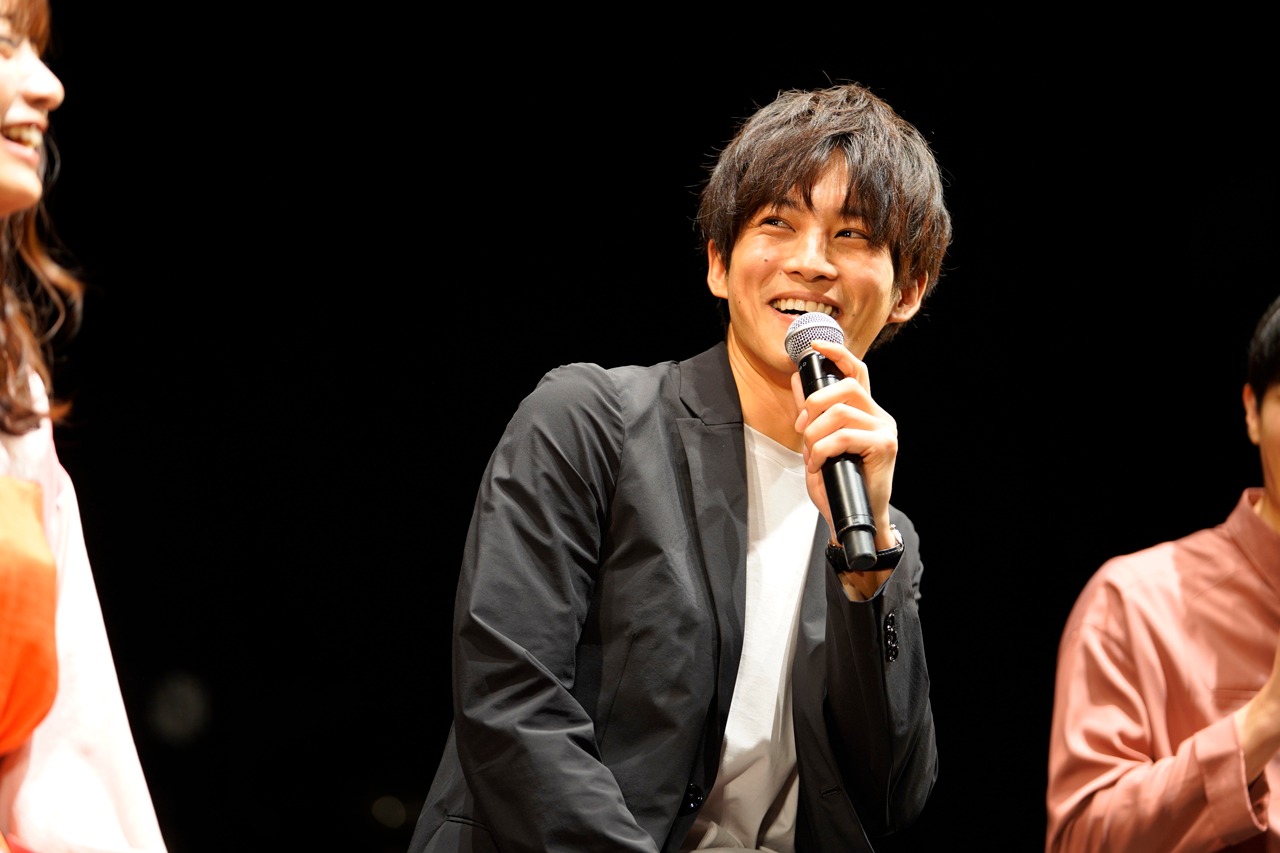 松坂桃李（中央）