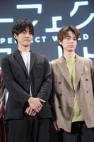 左から松坂桃李、菅田将暉。