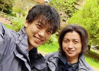 ブルガリアにて、竹内涼真（左）が撮影した藤原竜也（右）との写真。