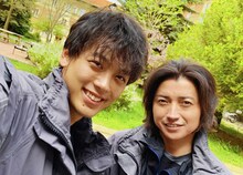 ブルガリアにて、竹内涼真（左）が撮影した藤原竜也（右）との写真。