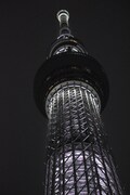 「白い巨塔」をイメージした東京スカイツリーのオリジナルライティング。