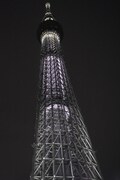 「白い巨塔」をイメージした東京スカイツリーのオリジナルライティング。