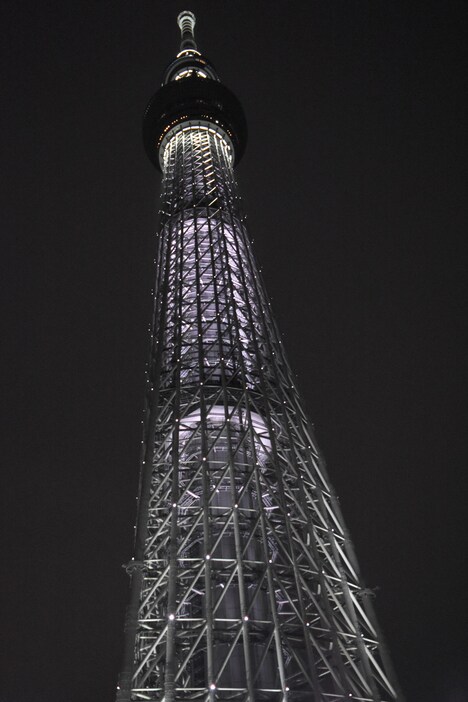 「白い巨塔」をイメージした東京スカイツリーのオリジナルライティング。