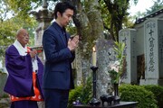 明智光秀の墓参りをする長谷川博己。