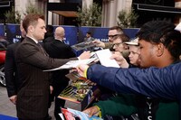 ファンサービスに応じるタロン・エジャトン。