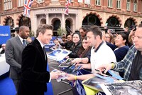 ファンサービスに応じるリチャード・マッデン。