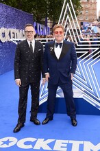 左からデヴィッド・ファーニッシュ、エルトン・ジョン。