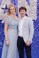 ゲストとして参加したジェームス・ブラント（右）と妻のソフィア・ウェルスレイ。