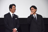 左から堤真一、柳楽優弥。