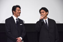 左から堤真一、柳楽優弥。
