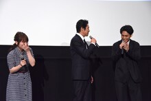 自身の言い間違いを、結婚と妊娠を発表した川栄李奈（左）への祝福でごまかす柳楽優弥（右）。