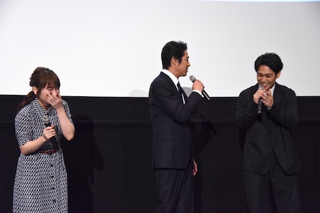 自身の言い間違いを、結婚と妊娠を発表した川栄李奈（左）への祝福でごまかす柳楽優弥（右）。