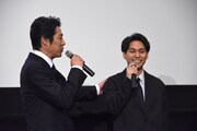 「疲れてるのか？」と柳楽優弥（右）をねぎらう堤真一（左）。
