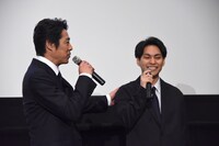 「疲れてるのか？」と柳楽優弥（右）をねぎらう堤真一（左）。