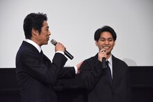 「疲れてるのか？」と柳楽優弥（右）をねぎらう堤真一（左）。