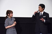 川栄李奈（左）からの突然の振りに対応する堤真一（右）。