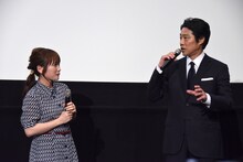 川栄李奈（左）からの突然の振りに対応する堤真一（右）。